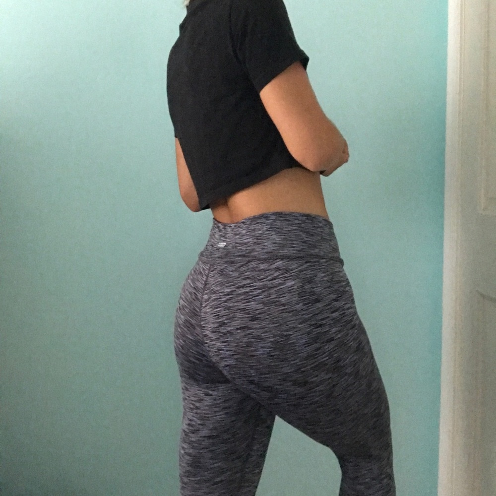 Mid Rise Capri Leggings - Picture 4 of 7